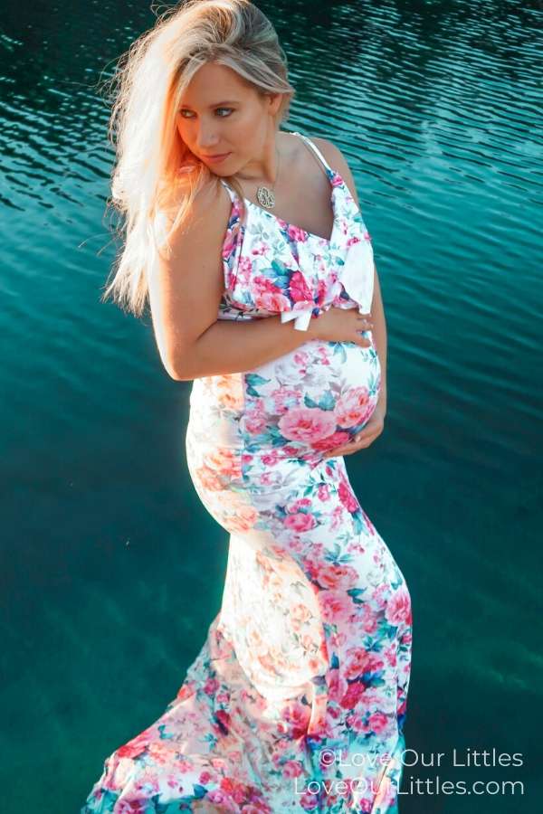 Pregnant photoshoot in the water.