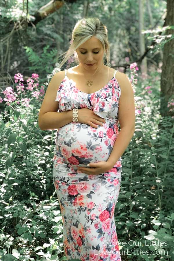 Maternity photoshoot outside in the forest.